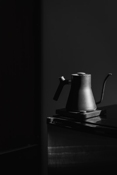 The black and silver kettle on the stove
